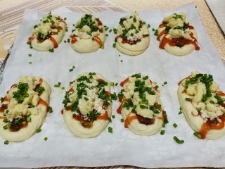 33、芝士肠仔包,撒葱花。