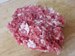 2、酸辣馄饨,二肥八瘦的猪肉冻过比较好切，先切丁。