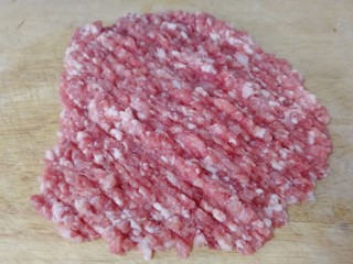 3、酸辣馄饨,再剁成肉泥。