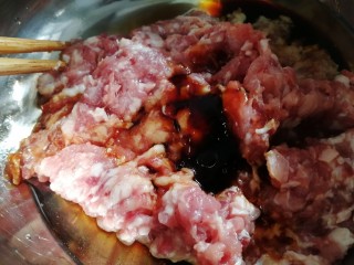 4、酸辣馄饨,放入料酒+生抽+蚝油+大料、姜炸过的油。