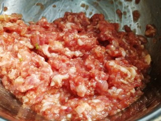 5、酸辣馄饨,一个方向搅拌均匀上劲。