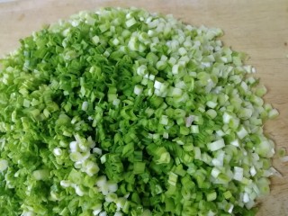 6、酸辣馄饨,蒜苗切碎。