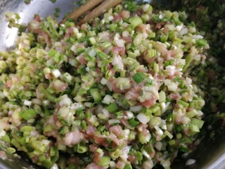 7、酸辣馄饨,和肉馅搅拌均匀。