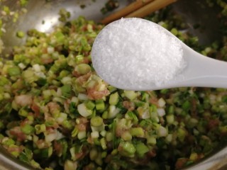 8、酸辣馄饨,加一小勺搅拌均匀。