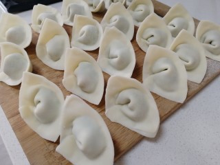 11、酸辣馄饨,捏紧包好。