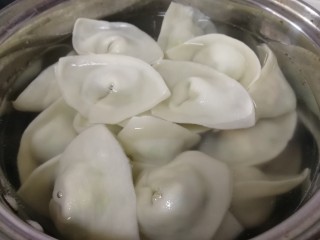 12、酸辣馄饨,水开放入馄饨。