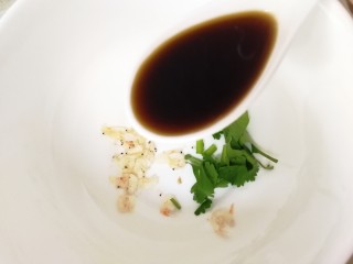 13、酸辣馄饨,调一下汤汁：虾皮，香菜末，加一汤匙香醋，半汤匙生抽。