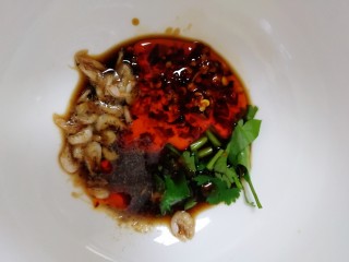 15、酸辣馄饨,一汤匙辣椒油，少许即食紫菜。