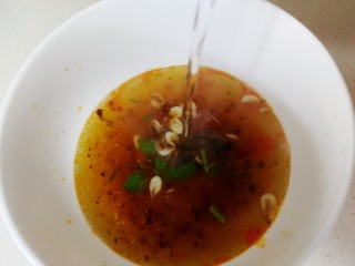 16、酸辣馄饨,倒入适量开水。