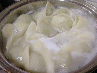 17、酸辣馄饨,馄饨鼓起飘在水面就好了。