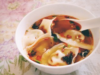 18、酸辣馄饨,捞出馄饨放入汤汁里，酸辣鲜香。
