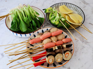 2、水煮串串,将所有的食材清洗干净，用竹签串好所有的食材备用