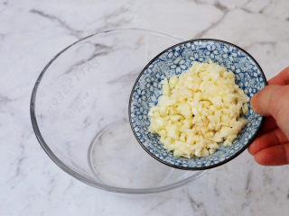 3、水煮串串,取一个大碗：加入蒜末