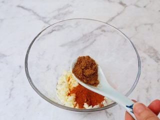 5、水煮串串,加入孜然粉