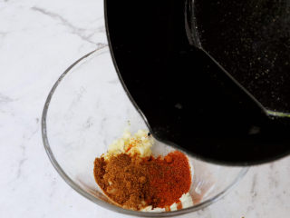 6、水煮串串,淋入热油浇出香味