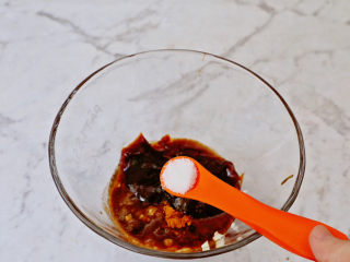 10、水煮串串,加入盐