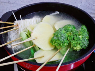14、水煮串串,再放入土豆、青菜、金针菇焯熟即可捞出
