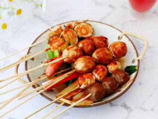 15、水煮串串,再刷上酱汁就可以食用了