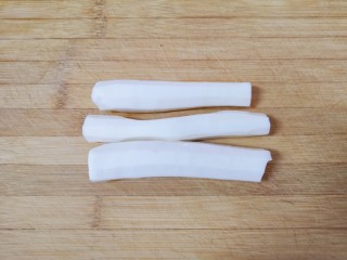 1、山药馒头,山药去皮洗干净。