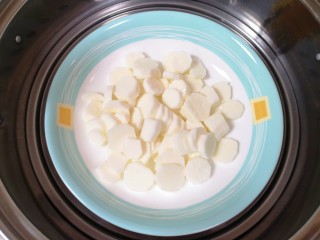 3、山药馒头,放入盘子隔水蒸熟。