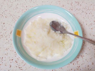 4、山药馒头,蒸好的山药用勺子压成泥。