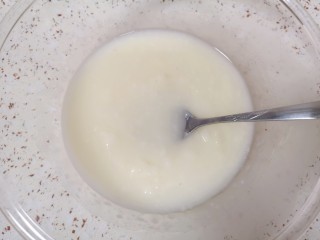 5、山药馒头,放入盆里，加入温水调成糊状。