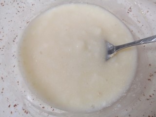 6、山药馒头,加入糖和发酵粉混合均匀。