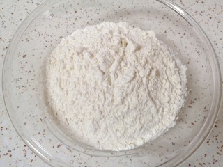 7、山药馒头,加入中筋面粉。