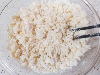 8、山药馒头,用筷子搅拌成絮状。