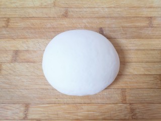 11、山药馒头,发酵好的面团揉光排气。