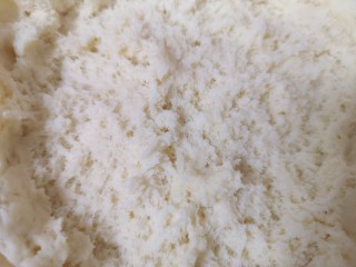 10、山药馒头,看一下发酵好的面团，扒开面团内部呈细密的蜂窝状。