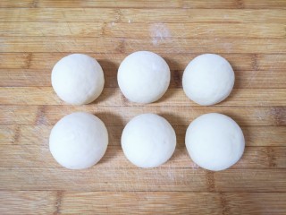 13、山药馒头,揉光滚圆成馒头生胚。