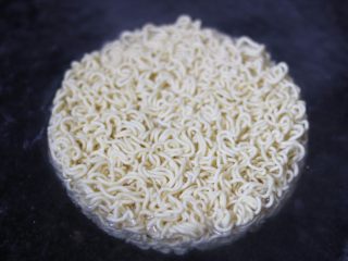 1、方便面火腿披萨,4.锅内放水 煮开后放入面 煮7分熟