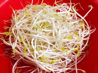 1、鲈鱼焖豆芽,豆芽菜洗去豆皮,冲洗干净沥干备用