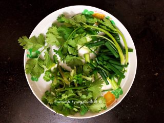 2、鲈鱼焖豆芽,这时把配菜都切成段,备用