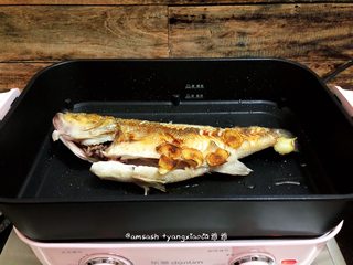 5、鲈鱼焖豆芽,把鲈鱼翻个身,煎另一面,一样煎至金黄色