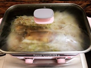 9、鲈鱼焖豆芽,然后盖上盖子把豆芽菜焖至软
