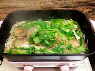 11、鲈鱼焖豆芽,最后把所有的配菜都铺上鲈鱼上,盖上盖子就完成了