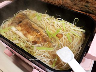 10、鲈鱼焖豆芽,这时可以尝尝味道,咸淡可按个人喜好,我这里加了一小勺的盐