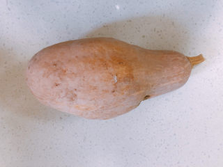 1、红薯南瓜粥,从市场买来一个南瓜。