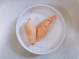 4、红薯南瓜粥,把红薯削皮，再切成块。
