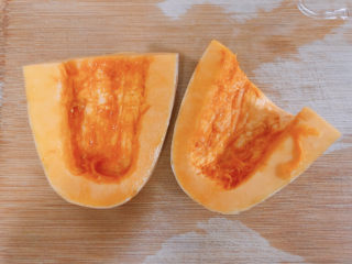 5、红薯南瓜粥,把南瓜去掉中间的蒂。