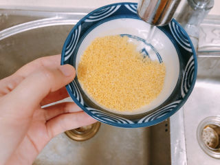 7、红薯南瓜粥,小米用清水洗干净。