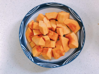 9、红薯南瓜粥,南瓜切成块。