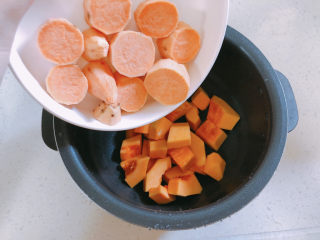 11、红薯南瓜粥,加入红薯。