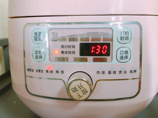 14、红薯南瓜粥,电饭煲按煮粥键。