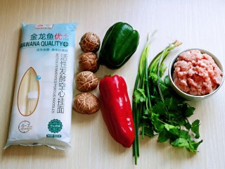 1、肉酱拌面,准备食材，猪肉提前绞成肉糜。