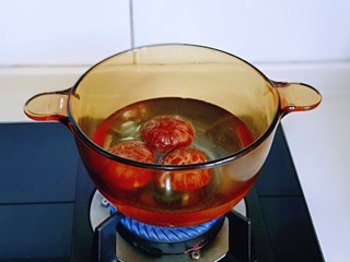 2、肉酱拌面,香菇冷水冲洗，再焯水，冷水入锅，烧开煮2分钟左右捞出。