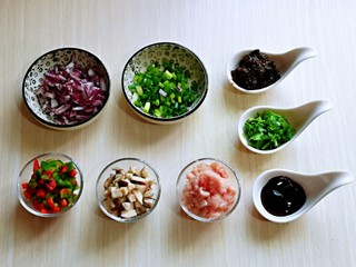 4、肉酱拌面,洋葱去皮切丁，小葱，香菜去根洗干净切碎，焯水的香菇切丁，准备工作做好。
