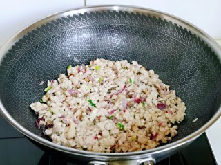 6、肉酱拌面,加入肉糜翻炒至变色。